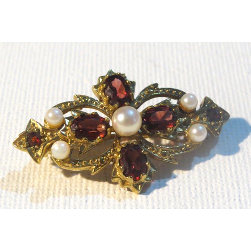 256 - VICTORIAN PINCHBECK BROOCH SET WITH GARNETS and SEED PEARLS IN ANTIQUE BROOCH JEWELLERY BOX