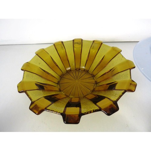 279 - CERAMICS AND GLASSWARE INCLUDES URANIUM GLASS, AMBER GLASS AMBER FRUIT BOWL 1924 COMMEMORATIVE CUP A... 