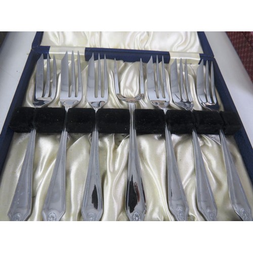 359 - TRAY OF CANTEENS OF CUTLERY