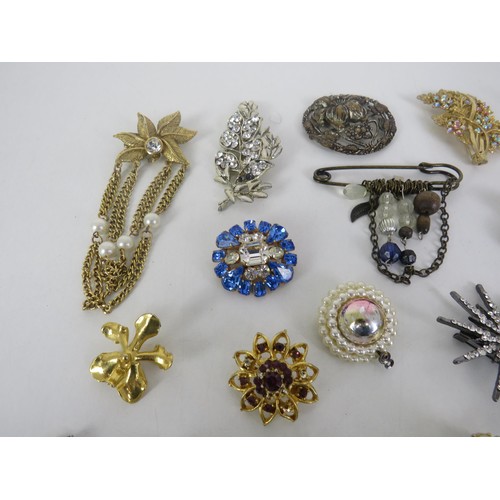 200 - 25 x BROOCHES INCLUDING GOLDTONE, DIAMANTE, NUMBER STAMPED etc