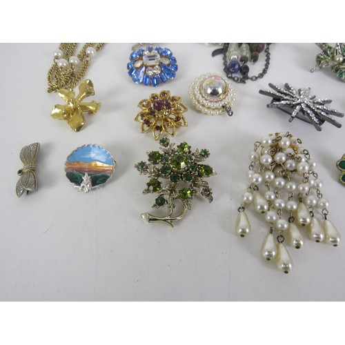 200 - 25 x BROOCHES INCLUDING GOLDTONE, DIAMANTE, NUMBER STAMPED etc