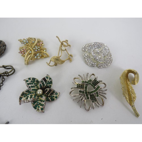 200 - 25 x BROOCHES INCLUDING GOLDTONE, DIAMANTE, NUMBER STAMPED etc