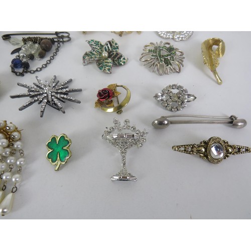 200 - 25 x BROOCHES INCLUDING GOLDTONE, DIAMANTE, NUMBER STAMPED etc