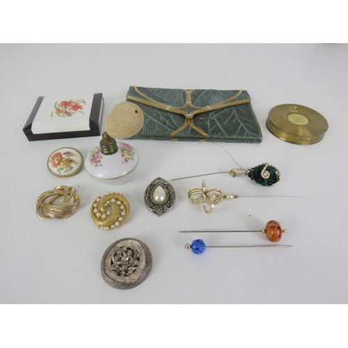 262 - SELECTION OF LADIES VANITY ITEMS INCLUDING HAT PINS, POWDER COMPACTS etc