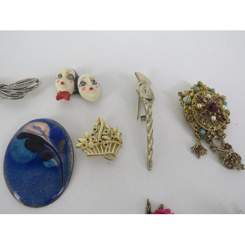 264 - 25 x BROOCHES INCLUDING CERAMIC, GOLD TONE etc