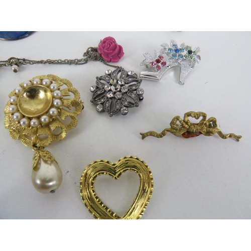 264 - 25 x BROOCHES INCLUDING CERAMIC, GOLD TONE etc