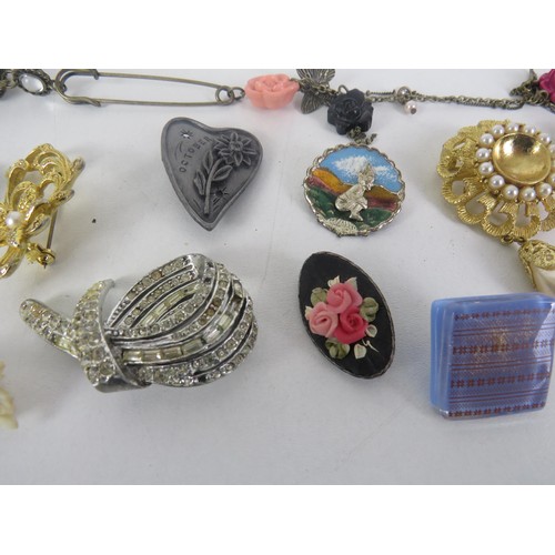 264 - 25 x BROOCHES INCLUDING CERAMIC, GOLD TONE etc