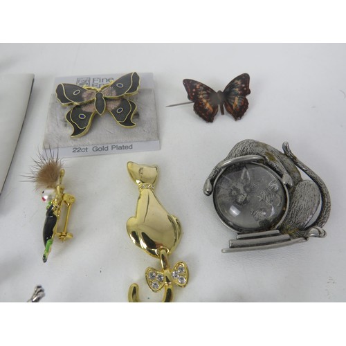 267 - 23 x ANIMAL RELATED BROOCHES INCLUDING MYLU, OJJ, GOLD PLATED ETC