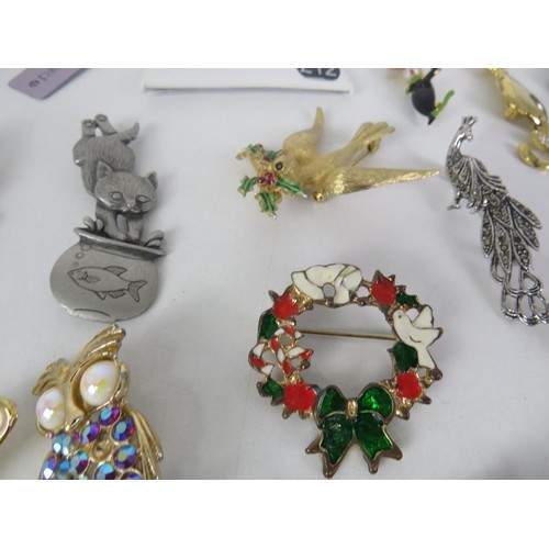 267 - 23 x ANIMAL RELATED BROOCHES INCLUDING MYLU, OJJ, GOLD PLATED ETC