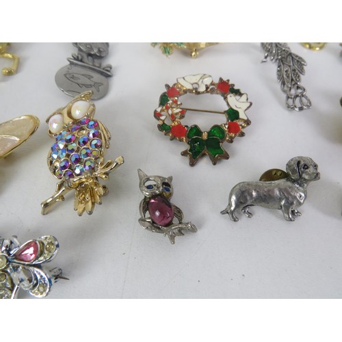 267 - 23 x ANIMAL RELATED BROOCHES INCLUDING MYLU, OJJ, GOLD PLATED ETC