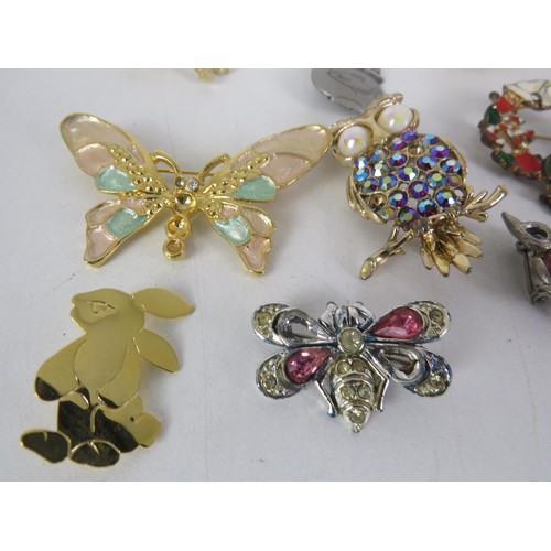 267 - 23 x ANIMAL RELATED BROOCHES INCLUDING MYLU, OJJ, GOLD PLATED ETC