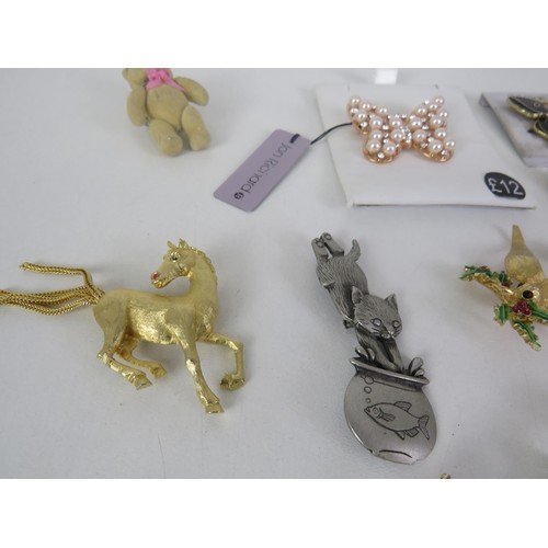 267 - 23 x ANIMAL RELATED BROOCHES INCLUDING MYLU, OJJ, GOLD PLATED ETC