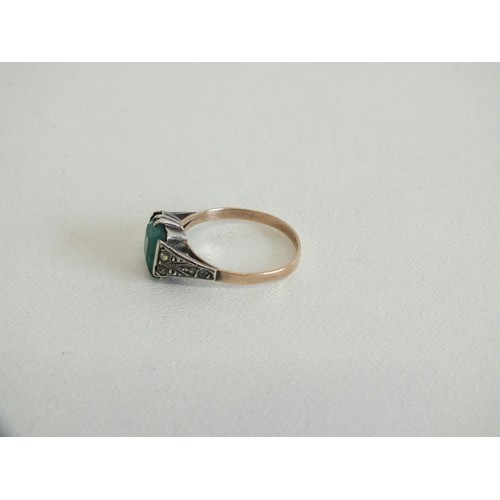 272 - 9ct GOLD AND SILVER GREEN PASTE RING SIZE N