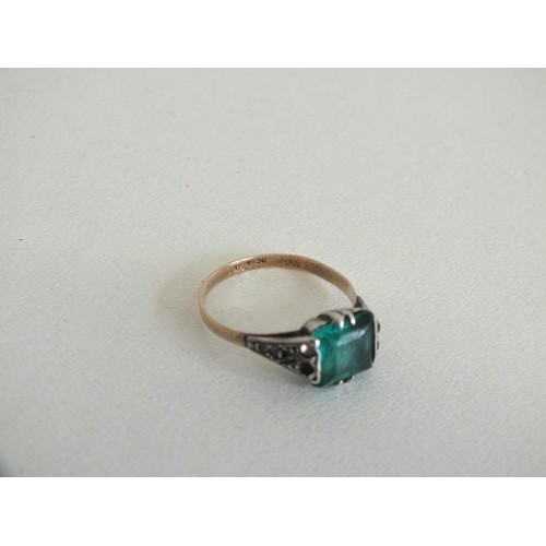 272 - 9ct GOLD AND SILVER GREEN PASTE RING SIZE N