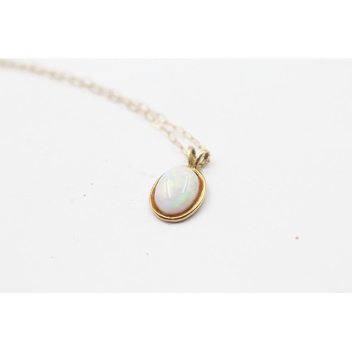 414 - 9ct Gold Opal Pendant Necklace & Stud Earrings Set (2.5g)