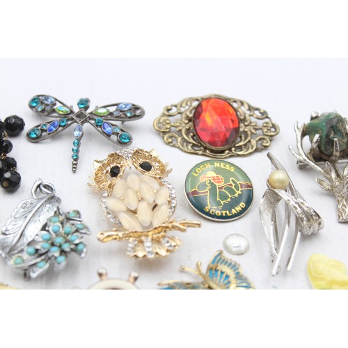 416 - 25 X Assorted Vintage And Retro Brooches (302g)