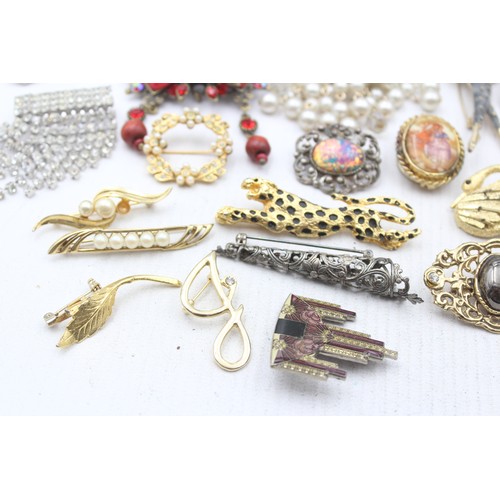 440 - 25 X Assorted Vintage And Retro Brooches (269g)