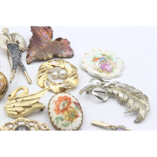 440 - 25 X Assorted Vintage And Retro Brooches (269g)