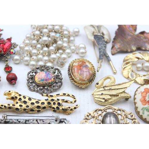 440 - 25 X Assorted Vintage And Retro Brooches (269g)