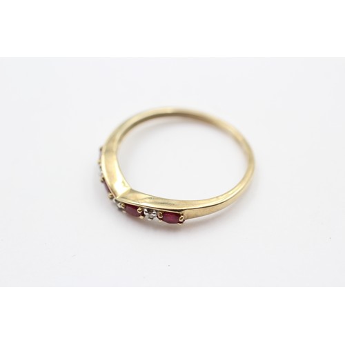 444 - 9ct Gold Diamond & Synthetic Ruby Chevron Ring (1.5g)- SIZE T