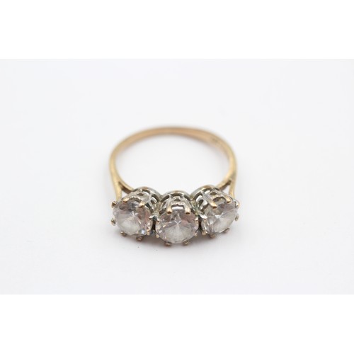 450 - 9ct Gold Clear Gemstone Three Stone Ring (2.8g)- SIZE N