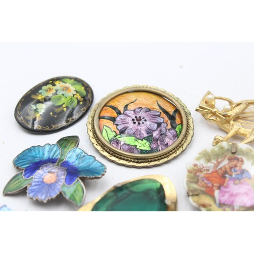 456 - 25 X Assorted Vintage And Retro Brooches (306g)