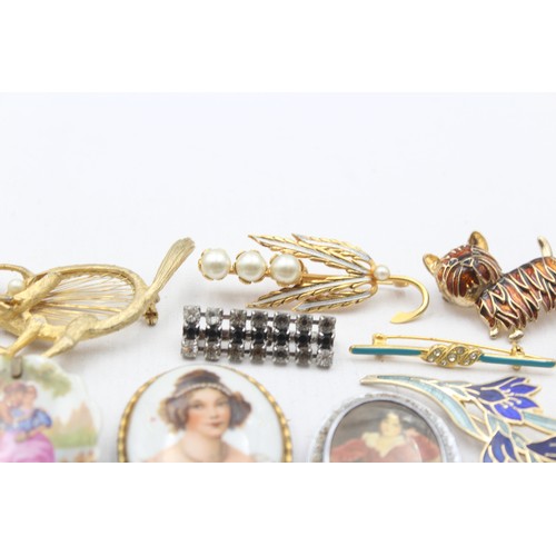 456 - 25 X Assorted Vintage And Retro Brooches (306g)