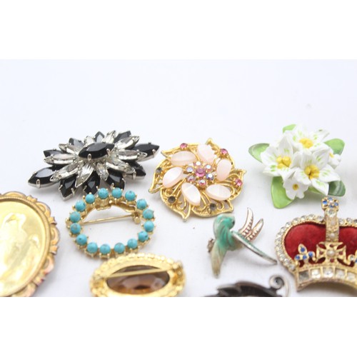 464 - 25 X Assorted Vintage And Retro Brooches (271g)