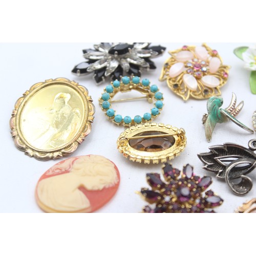 464 - 25 X Assorted Vintage And Retro Brooches (271g)