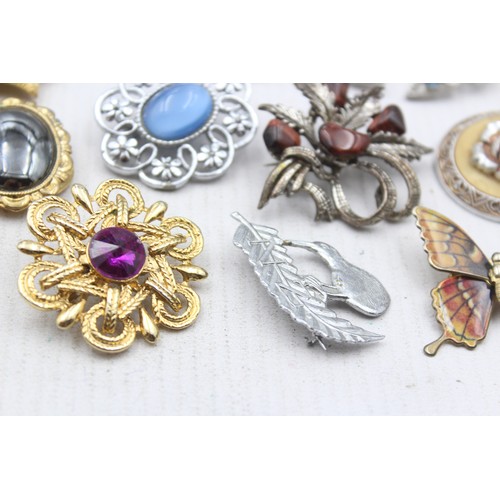 464 - 25 X Assorted Vintage And Retro Brooches (271g)