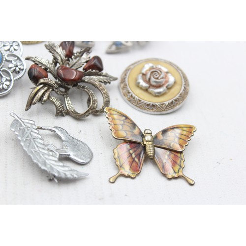 464 - 25 X Assorted Vintage And Retro Brooches (271g)