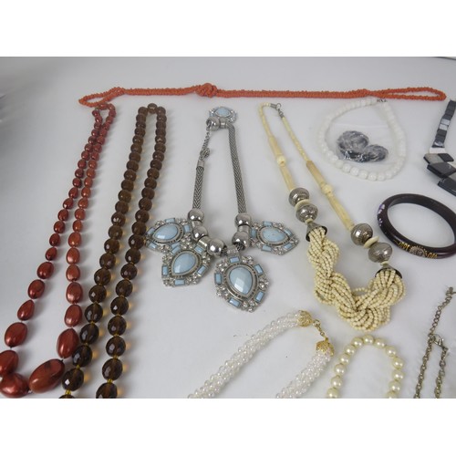 260 - SELECTION OF JEWELLERY INCLUDES GEMSTONE, GLASS, MOTHER OF PEARL - ALL IN GOOD WEARABLE CONDITION