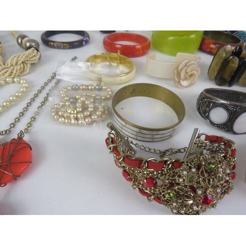 260 - SELECTION OF JEWELLERY INCLUDES GEMSTONE, GLASS, MOTHER OF PEARL - ALL IN GOOD WEARABLE CONDITION