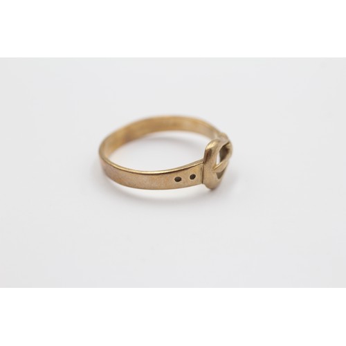 606 - 9ct Gold Buckle Ring (2.2g)- SIZE Q