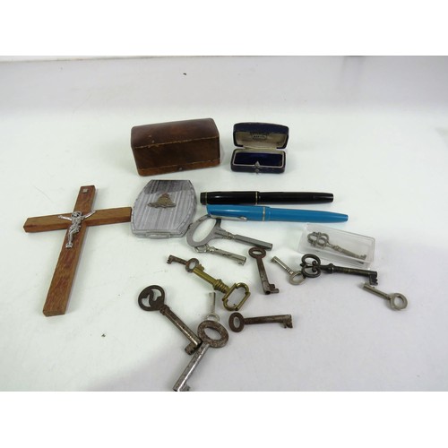 169 - MISC INCLUDES KEYS, WOODEN CROSS, PENS, POWDER CASE