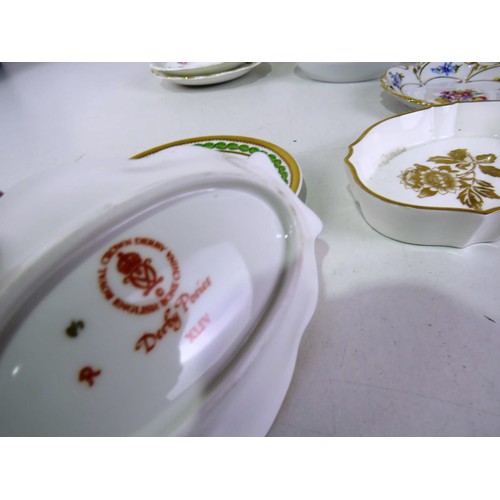 202 - COLLECTION OF PLATES, SAUCERS & PIN DISHES INCLUDES CROWN DERBY, WEDGEWOOD, LIMOGES etc