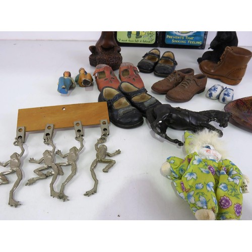 209 - MISC LOT INCLUDES RESIN BEAR, SHOE ORNAMENTS, ENAMEL PIN DISH & JANOCK SLATE PICTURES