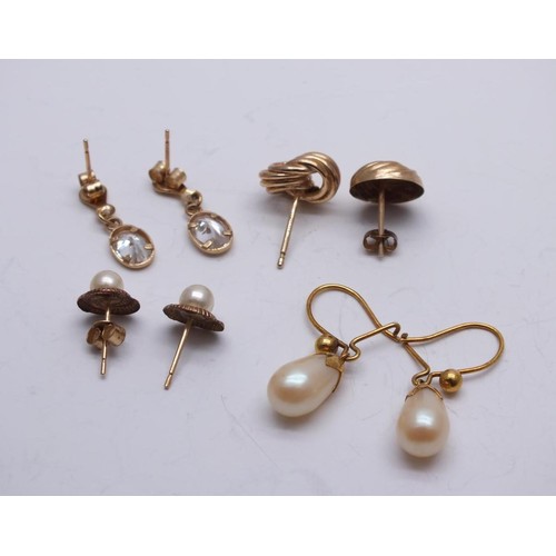 71 - 3 PAIRS OF 9ct GOLD EARRINGS & 2 SINGLE 9ct GOLD STUD EARRINGS
Weight 2.6g