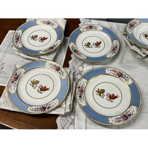 117 - RARE COLLECTION OF 18 CHAMBERLAINS WORCESTER ARMORIAL PLATES & DISHES C1820 - 14 PLATES & 4 DISHES, ... 