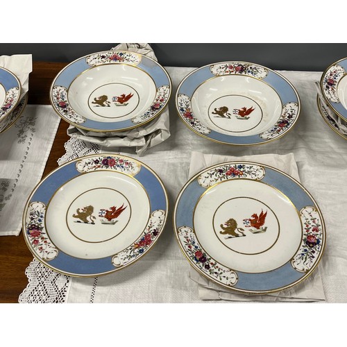 117 - RARE COLLECTION OF 18 CHAMBERLAINS WORCESTER ARMORIAL PLATES & DISHES C1820 - 14 PLATES & 4 DISHES, ... 