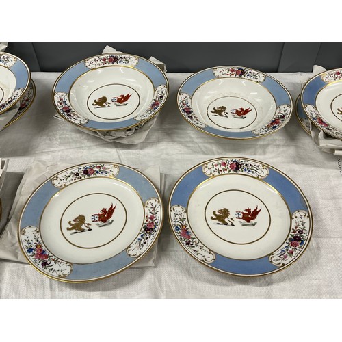 117 - RARE COLLECTION OF 18 CHAMBERLAINS WORCESTER ARMORIAL PLATES & DISHES C1820 - 14 PLATES & 4 DISHES, ... 