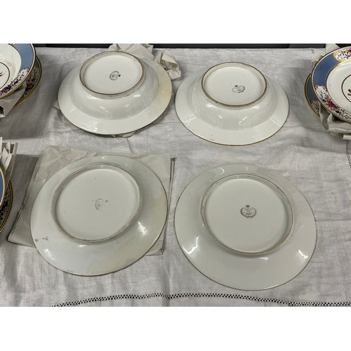 117 - RARE COLLECTION OF 18 CHAMBERLAINS WORCESTER ARMORIAL PLATES & DISHES C1820 - 14 PLATES & 4 DISHES, ... 