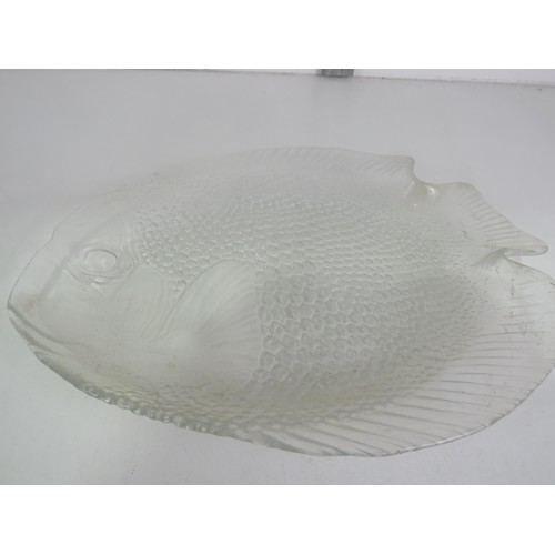 131 - ROUND CERAMIC FISH PLATE PAIR OF GLASS FISH PLATES, CERAMIC FISH NIBBLE DISH