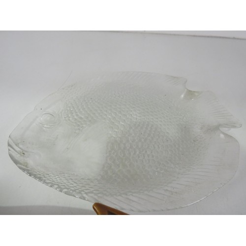 131 - ROUND CERAMIC FISH PLATE PAIR OF GLASS FISH PLATES, CERAMIC FISH NIBBLE DISH