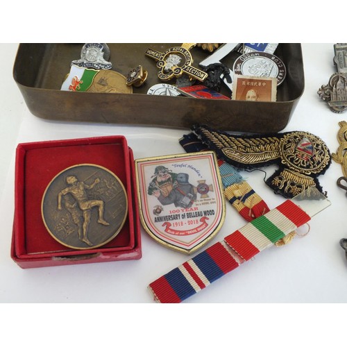 100 - WWI BRASS PRINCESS MARY TIN & CONTENTS INCLUDES MILITARY BADGES, SOLDIERS I.D TAG etc