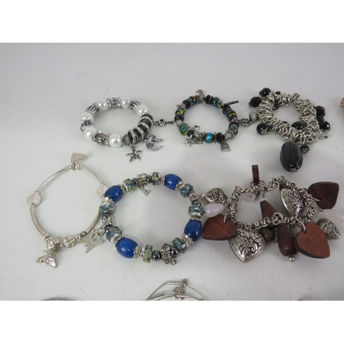 122 - 17 x CHARM BRACELETS