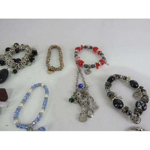 122 - 17 x CHARM BRACELETS