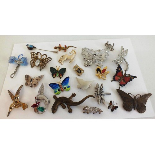 77 - GOOD COLLECTION OF BROOCHES INCLUDES BUTTERFLIES, ANIMALS & BIRDS