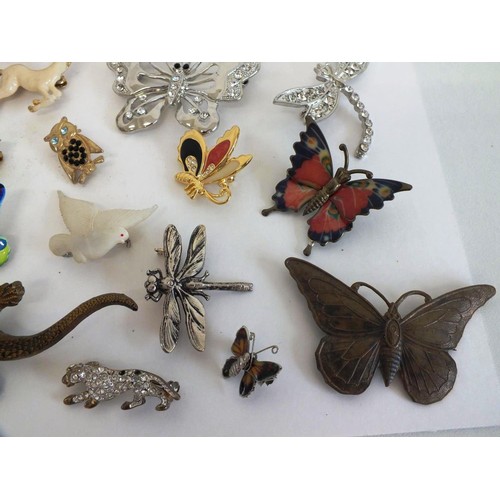 77 - GOOD COLLECTION OF BROOCHES INCLUDES BUTTERFLIES, ANIMALS & BIRDS