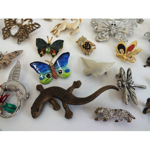 77 - GOOD COLLECTION OF BROOCHES INCLUDES BUTTERFLIES, ANIMALS & BIRDS